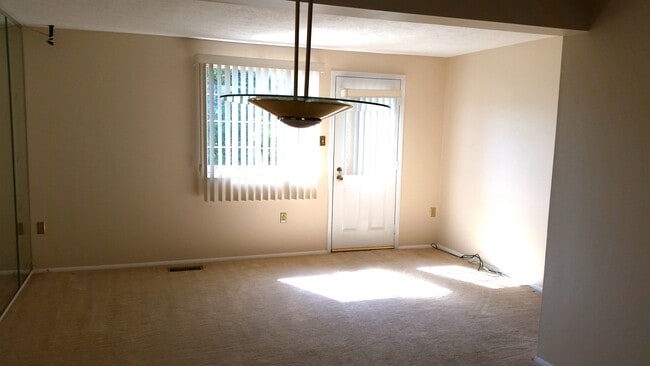 Living room - 1103 Bonnie Brae Dr