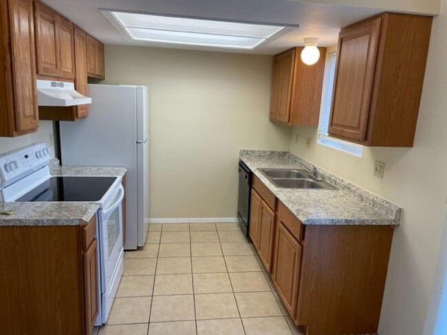 Foto del edificio - LA JOLLA 2BD TWO-STORY TOWNHOME CONVENIENT...