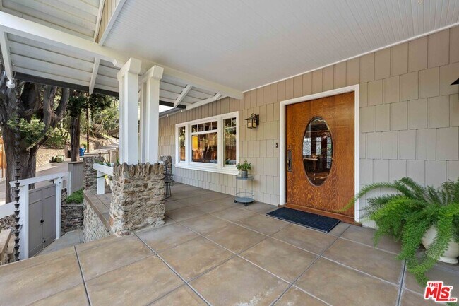 Foto del edificio - 8050 Jovenita Canyon Dr