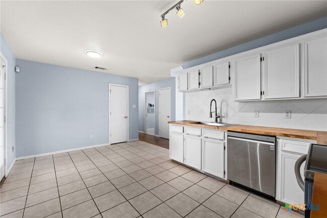Building Photo - 2909 Lantana Dr