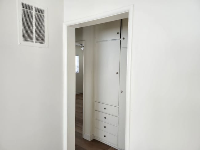 Building Photo - 1339 N Vista St