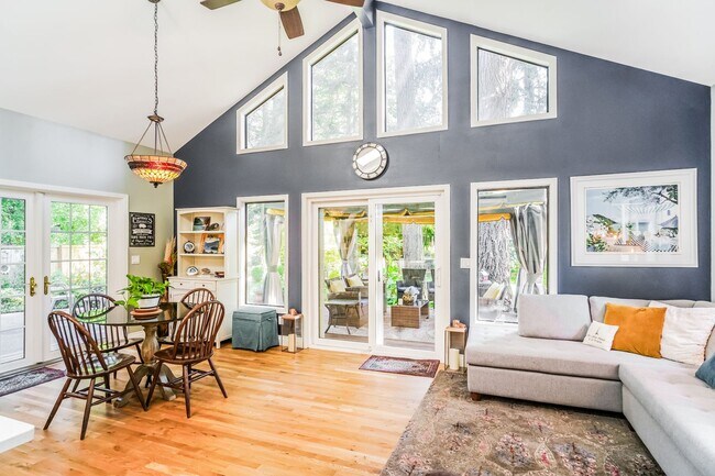 Foto del edificio - Tastefully Updated One Level Home with a B...