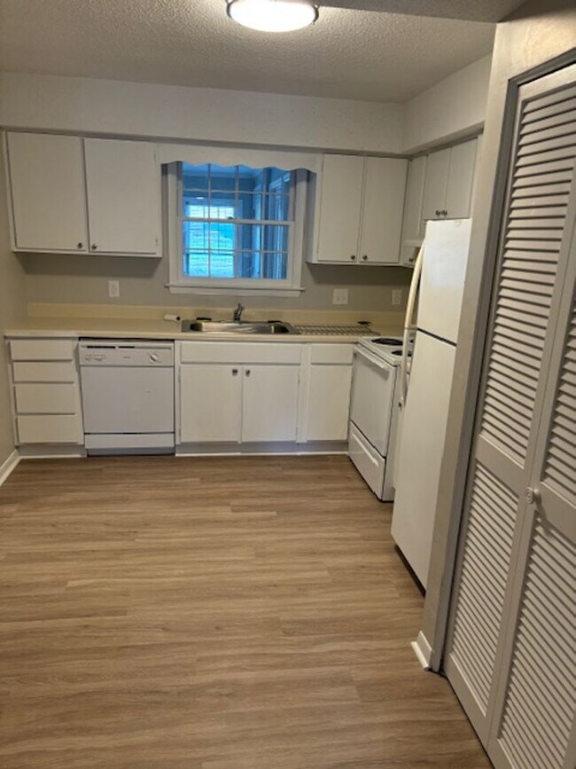 Building Photo - Burlington / Townhome