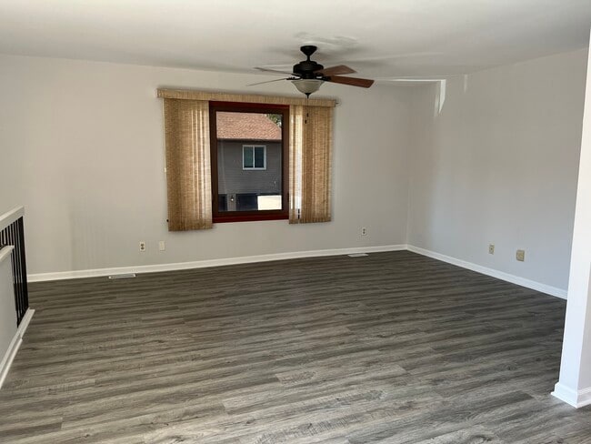 Building Photo - 1731 Cedarbrook Ct