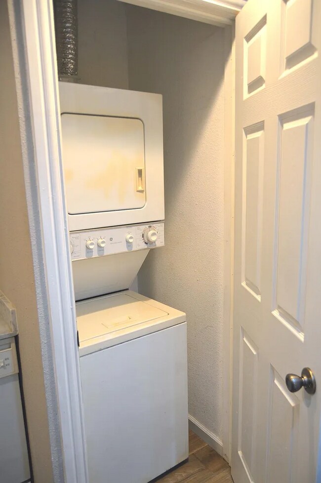 Building Photo - 5729 Emerson Dr
