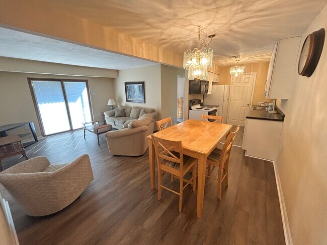 Foto del edificio - Partially Furnished Condo.