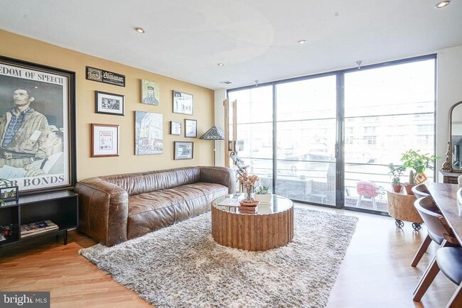 Foto del edificio - 3 N Christopher Columbus Blvd