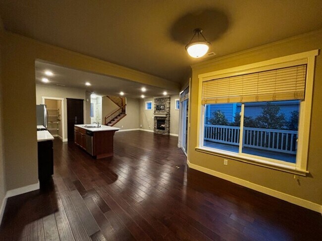 Foto del edificio - 4 Bedroom 2.5 Bath Peabody Townhome in the...
