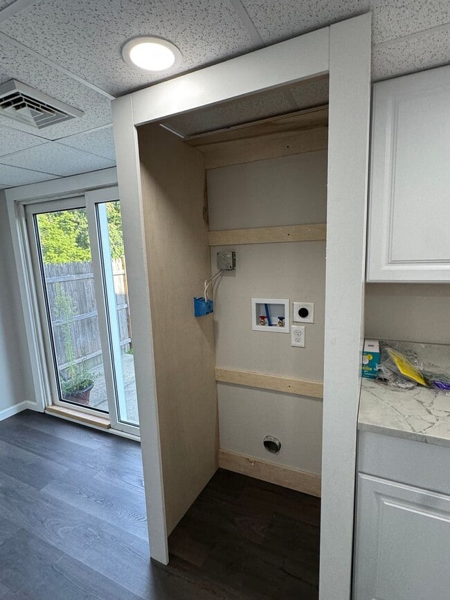 Building Photo - 3 bedroom townhouse Lawrence, MA