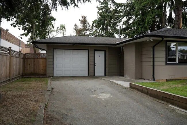 Stationnement dans la cour avant - 11940 96 Av