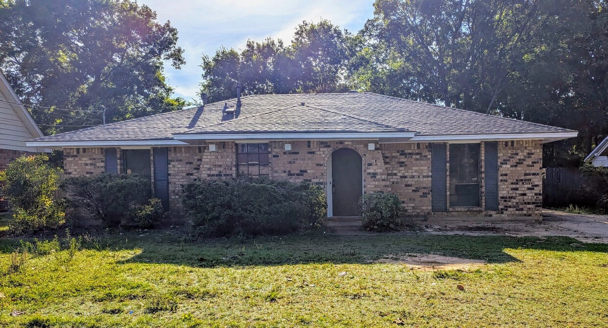 Primary Photo - 4704 Ray Dr