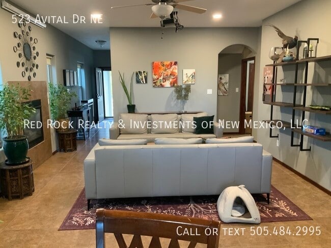 Foto del edificio - 523 Avital Dr NE