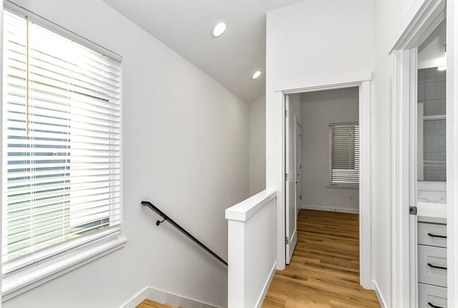 Building Photo - 1040 S Donovan St