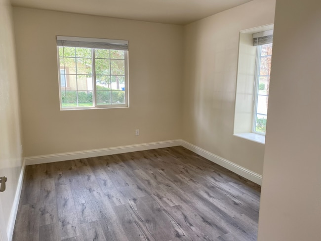 Building Photo - 725 Greenwood Meadow Ln