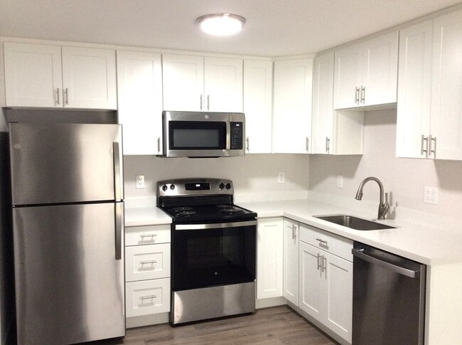 Building Photo - Totally Updated, Beautiful Duplex unit! Av...