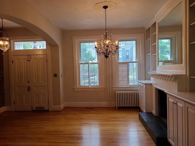 Building Photo - Beautiful 3 Bedroom 2 Bath Fully Updated Row House in the Center of the Fan!