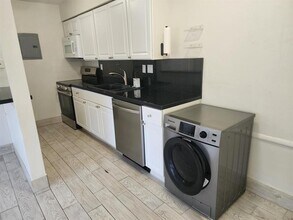 Building Photo - 340 SW 16th Ct