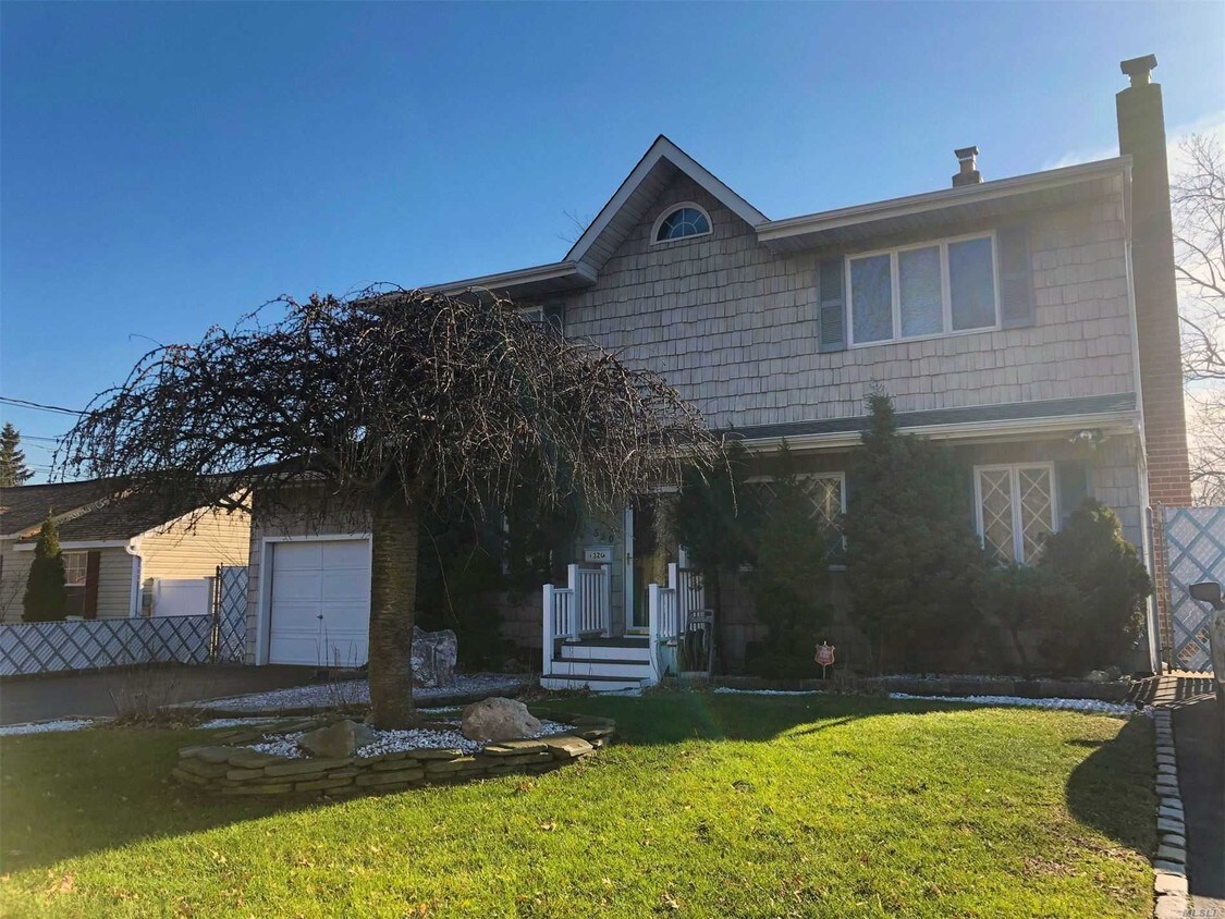 320 17th St, West Babylon, NY 11704 Room for Rent in West Babylon, NY