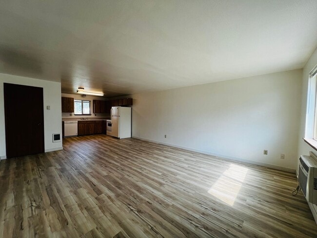 Foto del edificio - Non-Refundable & Security Deposit Total: $1300.00