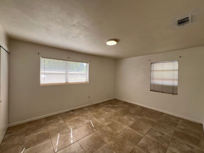 Building Photo - Central Pensacola Living