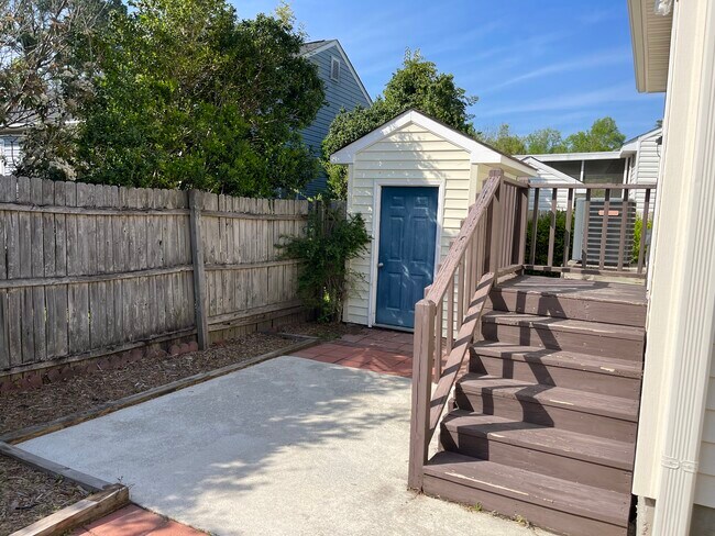 Building Photo - 624 Varsity Dr