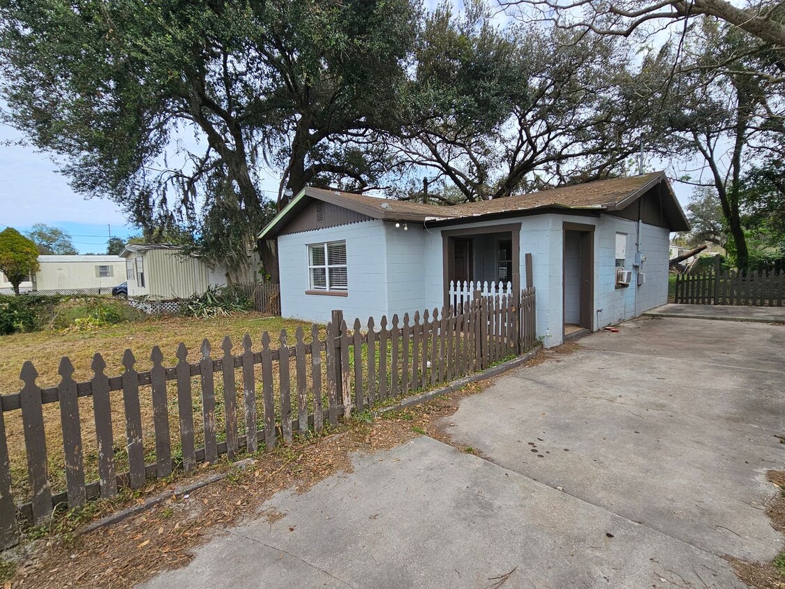 Foto principal - Adorable 2 Bedroom 1 Bath Home in Lakeland...