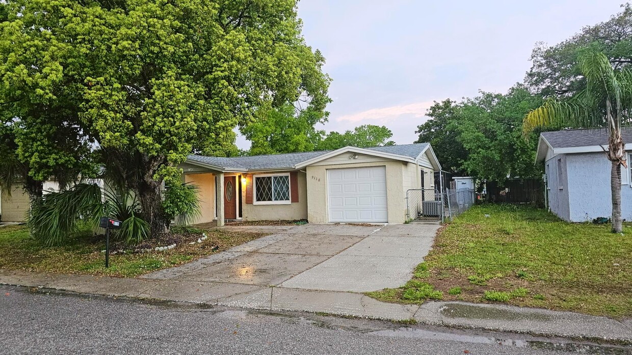 Primary Photo - 9116 Hunt Club Ln
