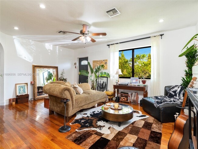 Foto del edificio - 337 NW 47th St