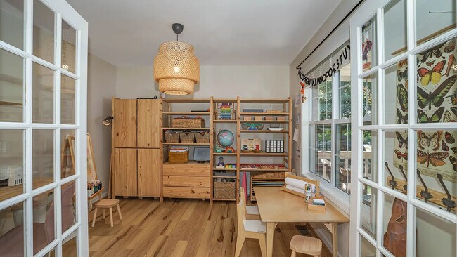 Foto del edificio - 2112 Burgess Ln