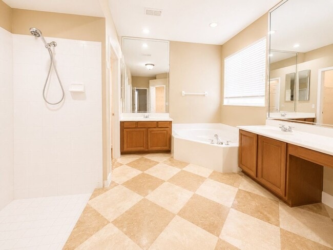 Building Photo - 8650 Tara Oaks Ct