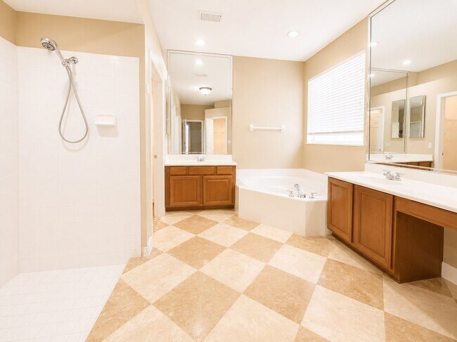 Foto del edificio - 8650 Tara Oaks Ct