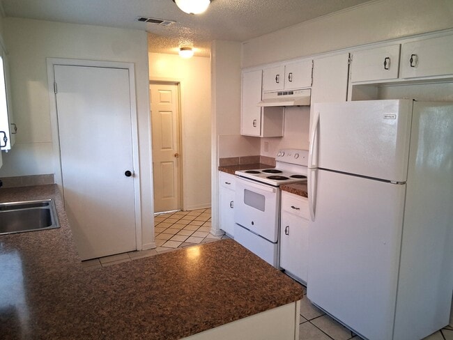 Building Photo - 1701 Lenox Ave