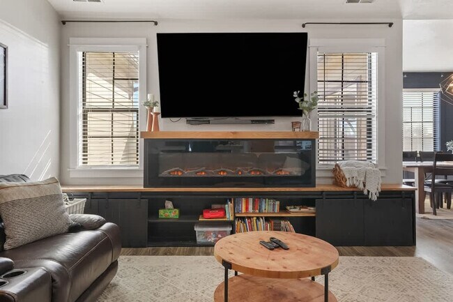 Building Photo - 304 Cliff Swallow Ave