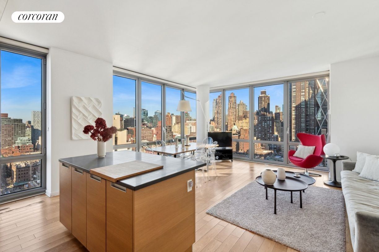 Foto principal - 310 W 52nd St