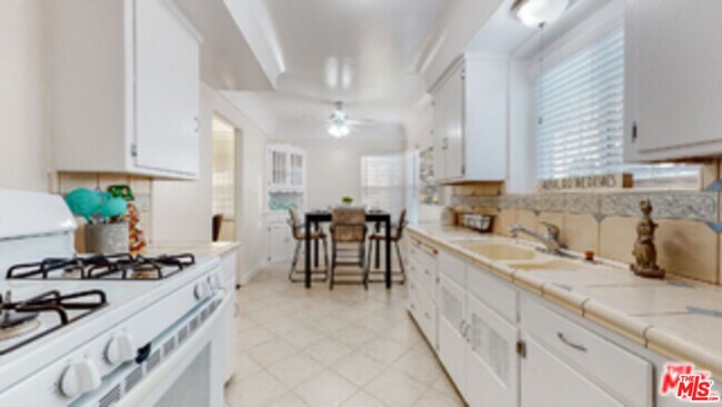 Building Photo - 2059 W 83rd St