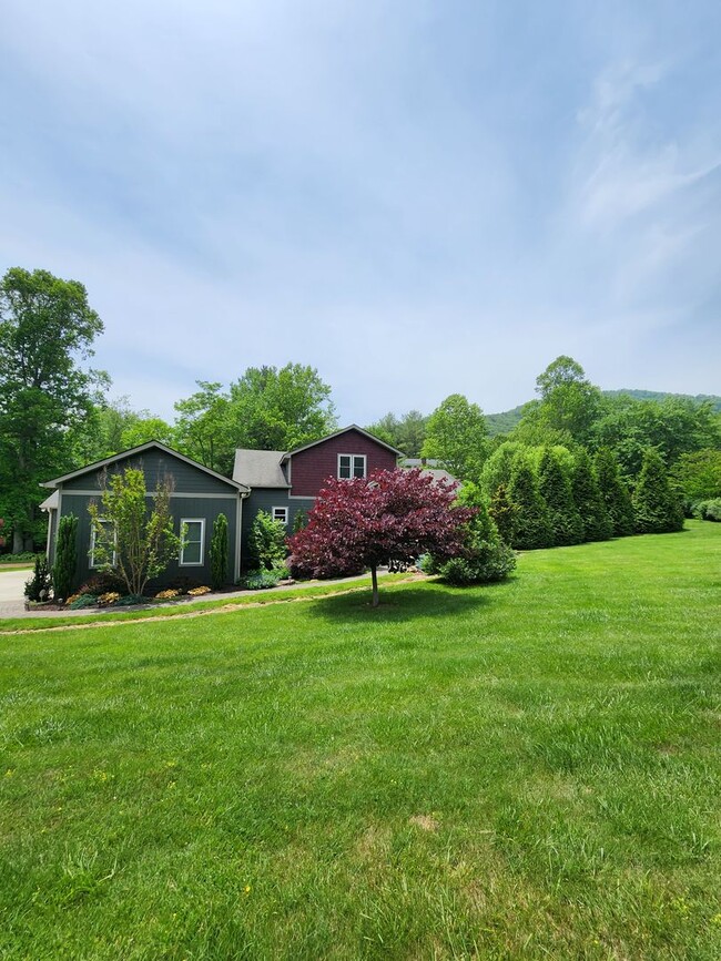 Building Photo - Beautiful East Asheville Long Term Rental ...