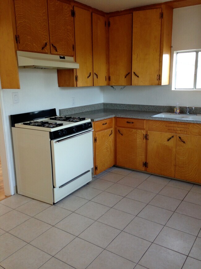 Building Photo - 1073 Elm Ave