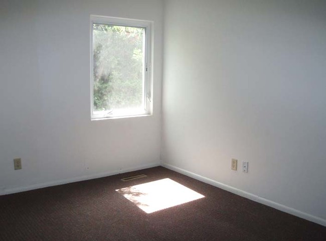 Building Photo - 130 SW Skyline Dr