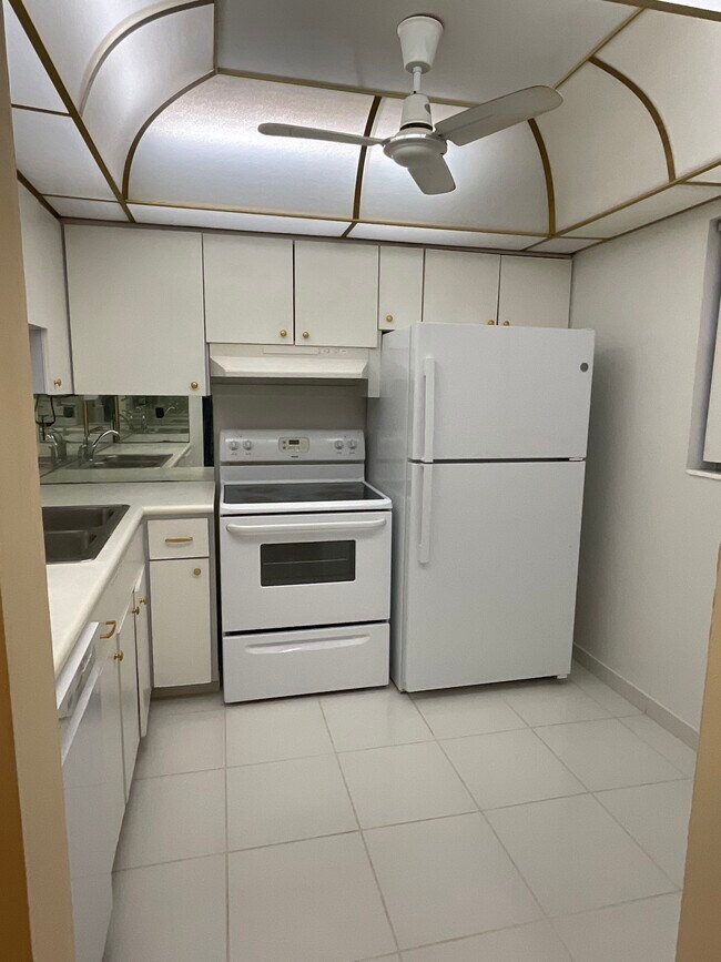 Gama y frigorífico/congelador - 2900 NW 47th Terrace
