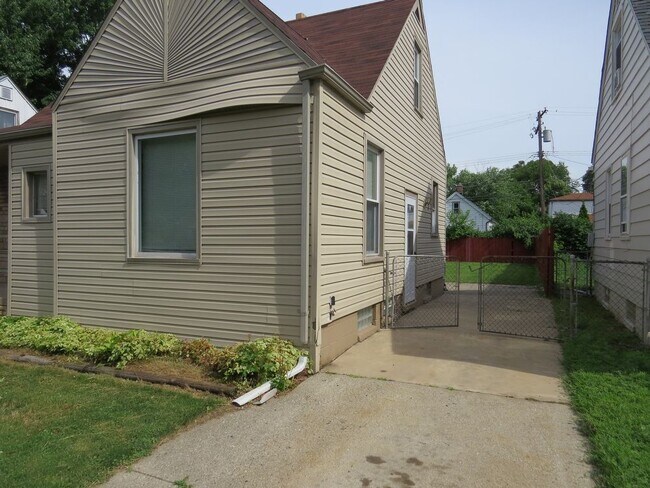 Building Photo - 3 Bedroom Bungalow