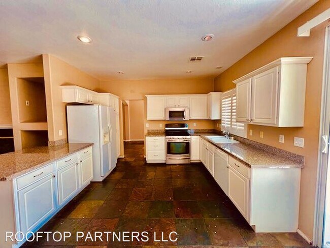 Building Photo - 4 br, 2.5 bath House - 2455 Silver Sunrise