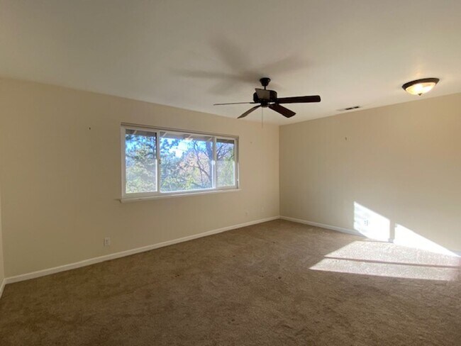 Foto del edificio - Beautiful 2 Bedroom/2 Bathroom Home with a Great Room, Fireplace and access to shared swimming pool