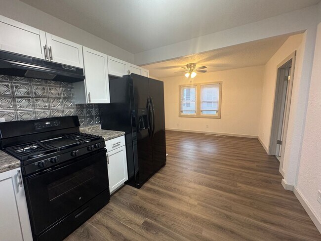 Foto del edificio - NEW LISTING: Remodeled 4 Bed 2 Bath