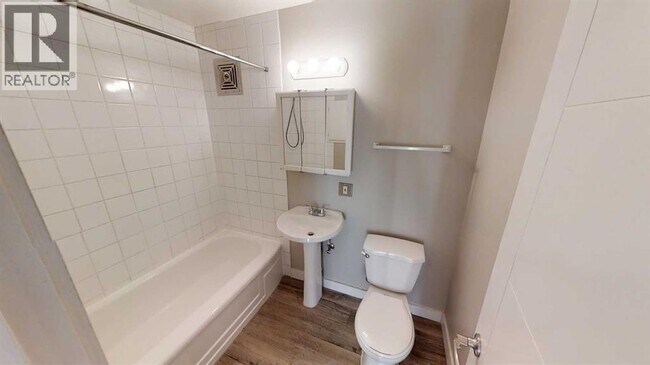 Photo du bâtiment - 9932-9105 105 Ave