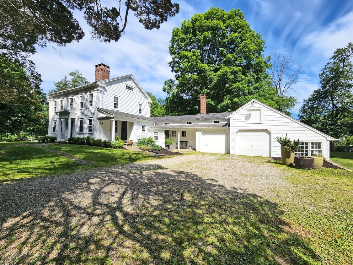 Foto principal - 260 Rock House Rd