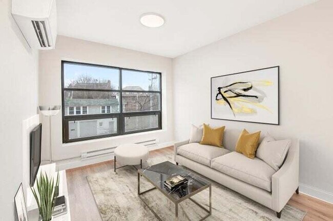 Foto del edificio - 2577 N Downer Ave