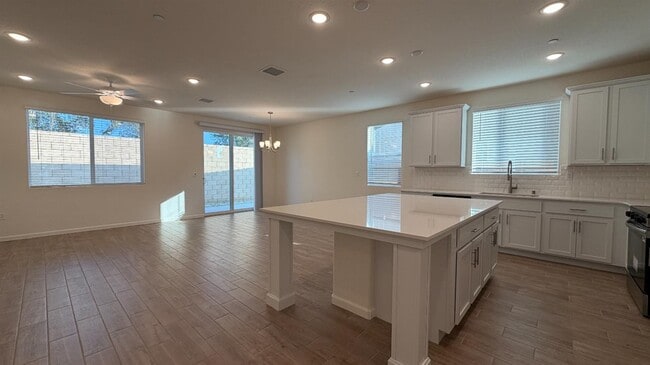 Foto del edificio - 2153 N Renn Ave