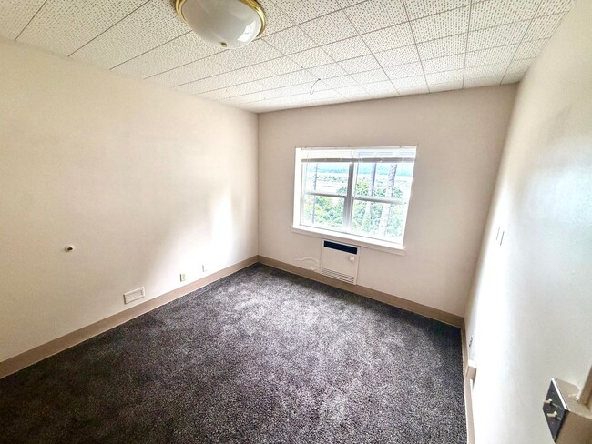 Building Photo - Eagle Crest Village Apartments #235: 1bdrm/1bath – All Utilities & Wi-Fi Included!