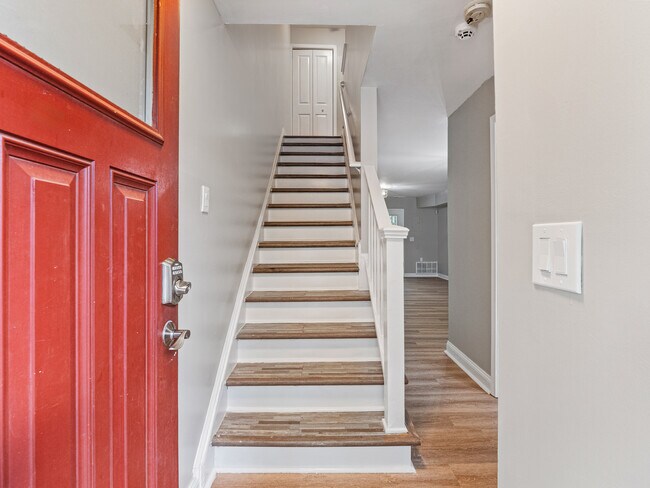 Building Photo - 1207 Green Oaks Ln