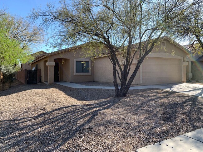 Building Photo - 3Bdm 2Ba Home, Popular Location, Available...